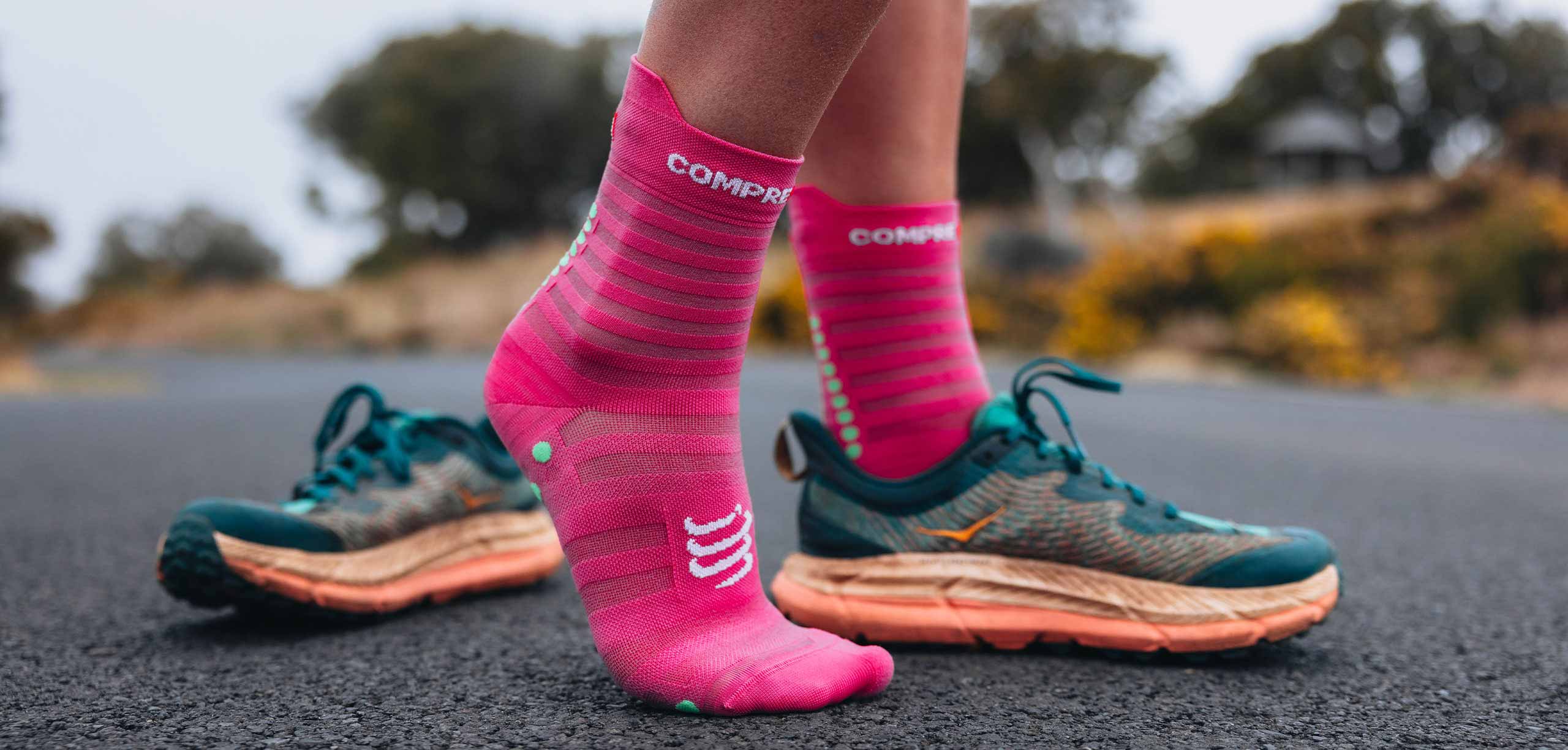 PRO RACING SOCKS V4.0 ULTRALIGHT RUN HIGH - HOT PINK