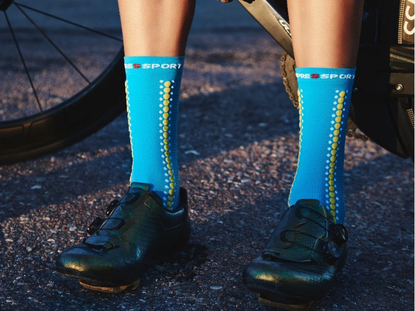 PRO RACING SOCKS V4.0 BIKE - FLUO BLUE/PRIMEROSE