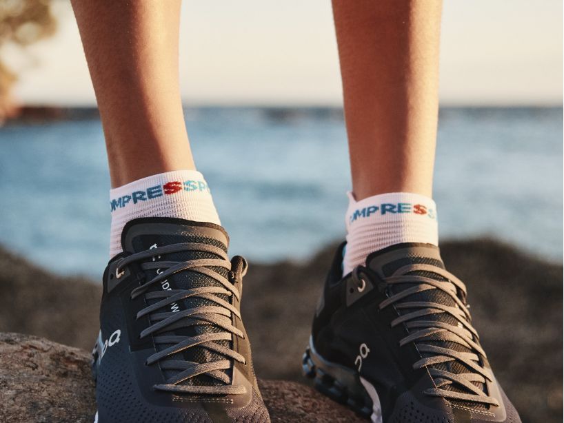 PRO RACING SOCKS V4.0 RUN LOW - WHITE/FJORD BLUE